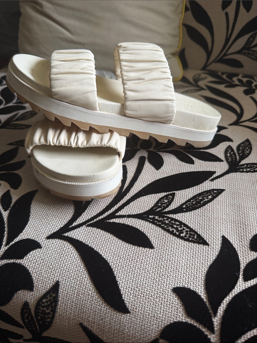 Sorel Women's Roaming Two Double Strap Slide beige white sandals sz 7.5